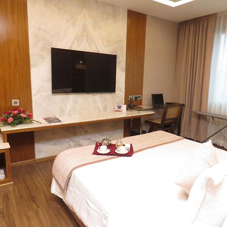 Lords Plaza Surat Hotell Exteriör bild