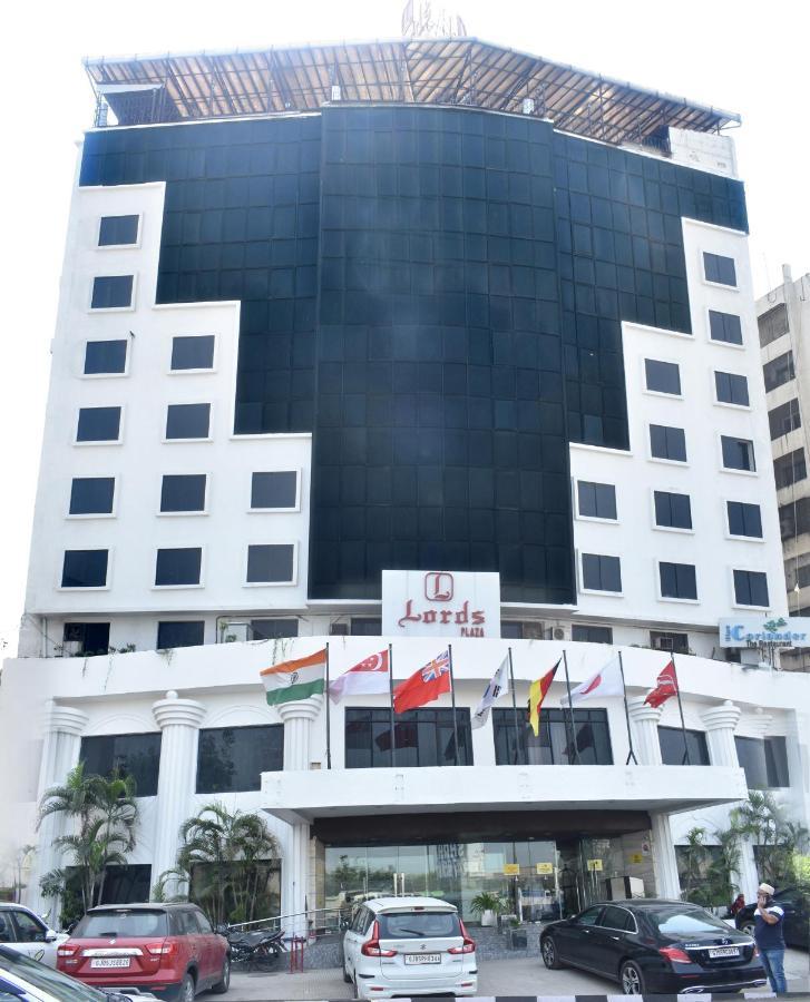Lords Plaza Surat Hotell Exteriör bild