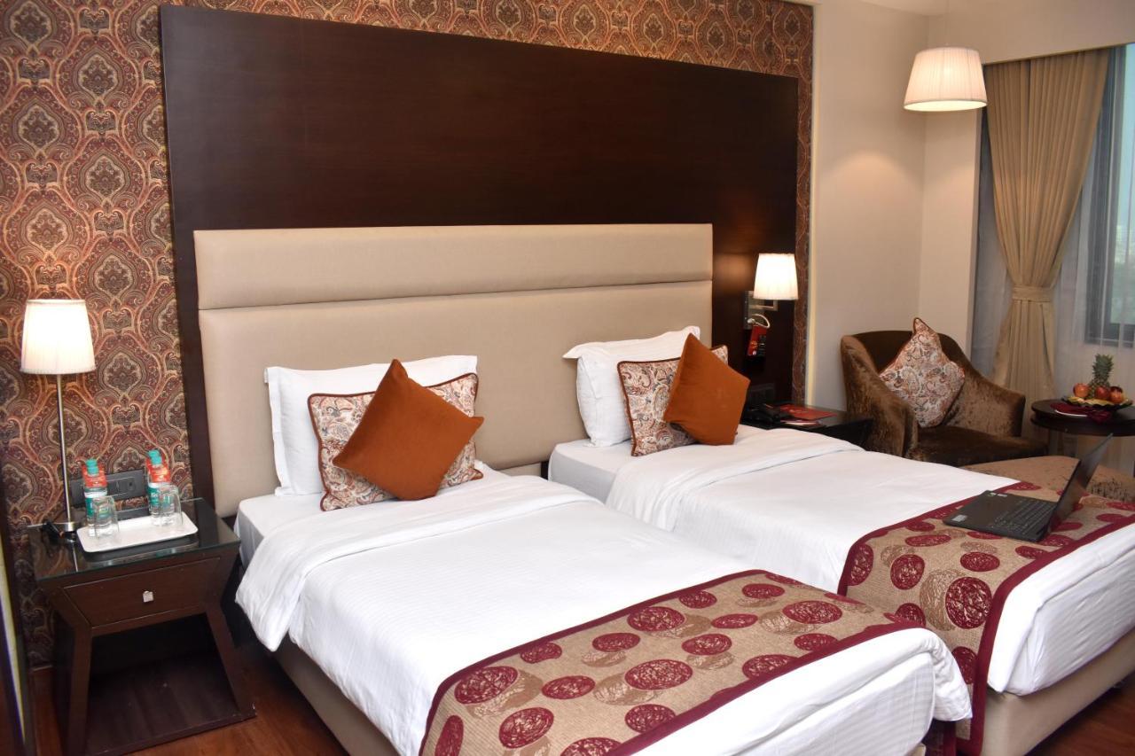 Lords Plaza Surat Hotell Exteriör bild