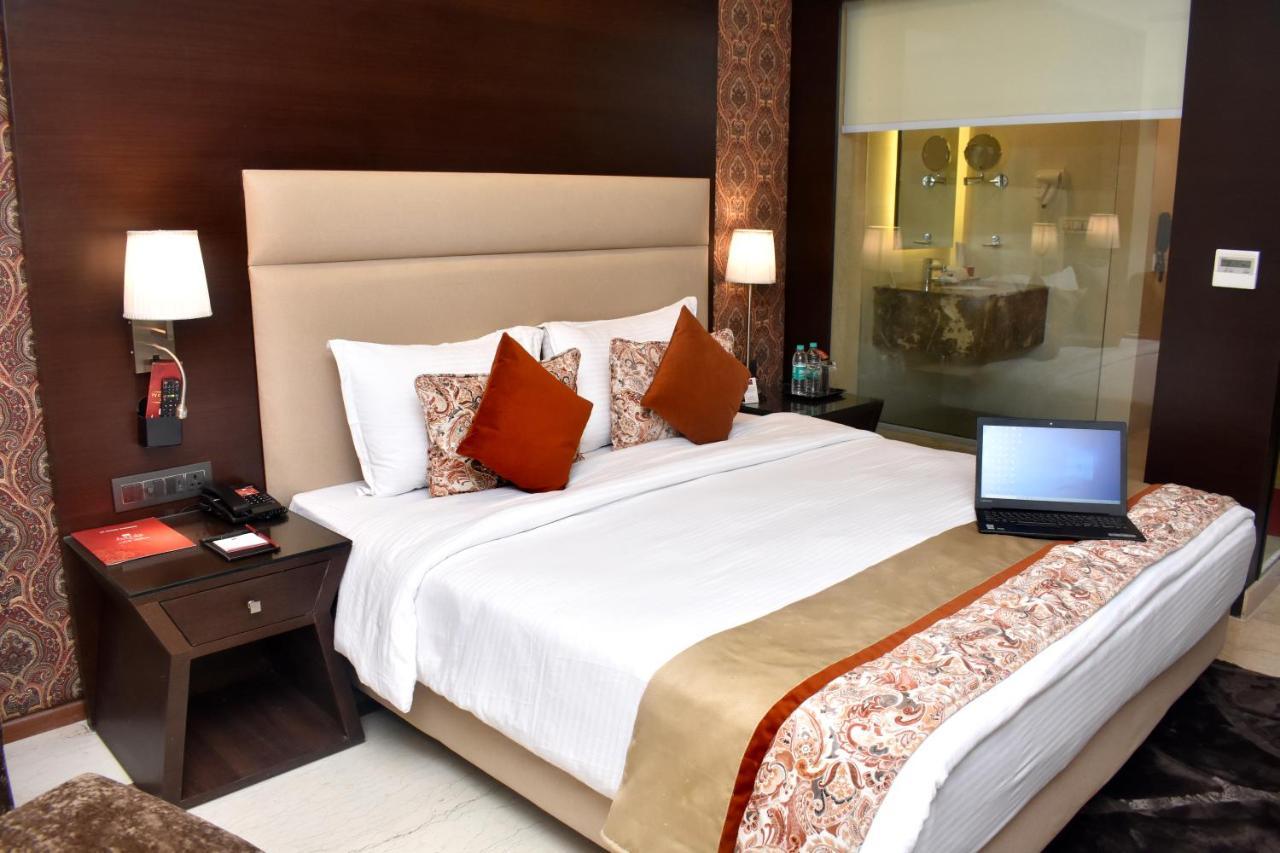 Lords Plaza Surat Hotell Exteriör bild