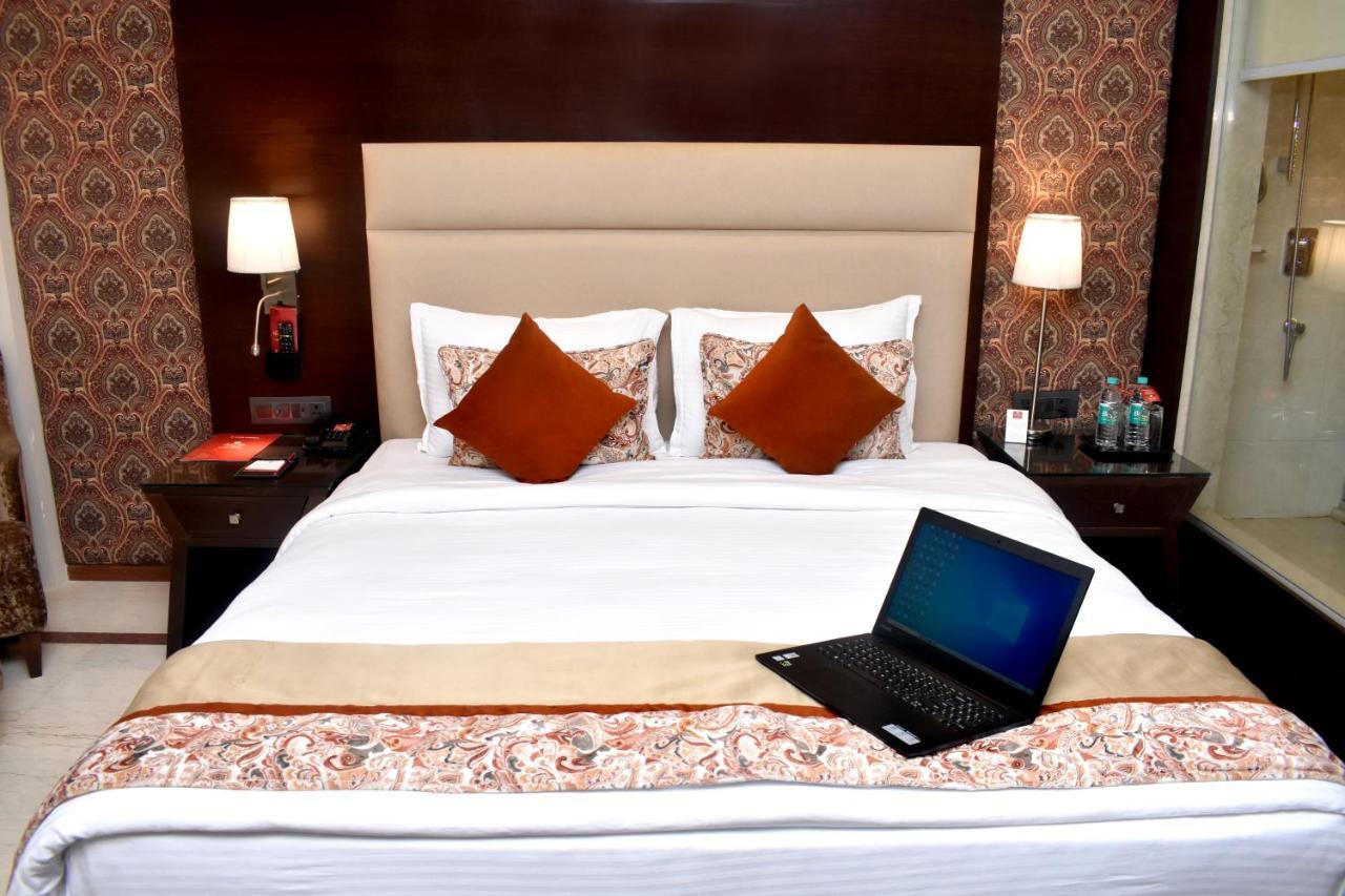 Lords Plaza Surat Hotell Exteriör bild