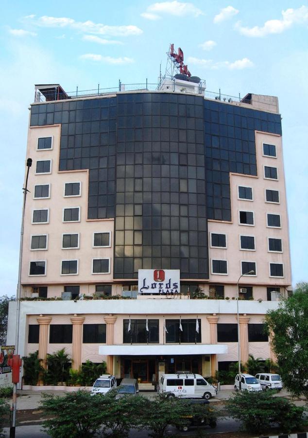 Lords Plaza Surat Hotell Exteriör bild