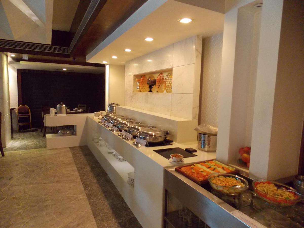 Lords Plaza Surat Hotell Exteriör bild