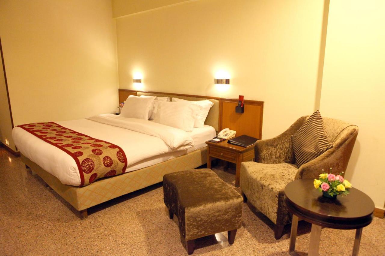 Lords Plaza Surat Hotell Exteriör bild