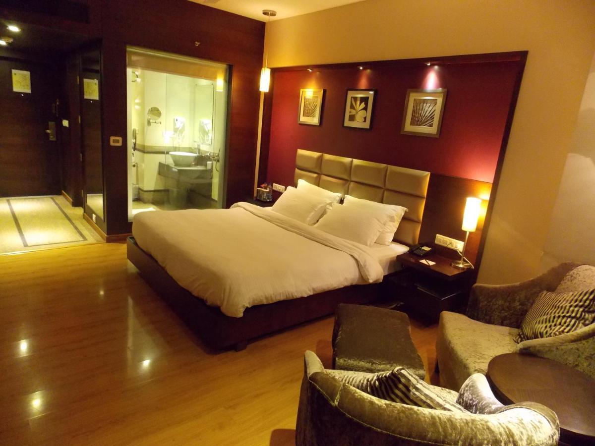 Lords Plaza Surat Hotell Exteriör bild