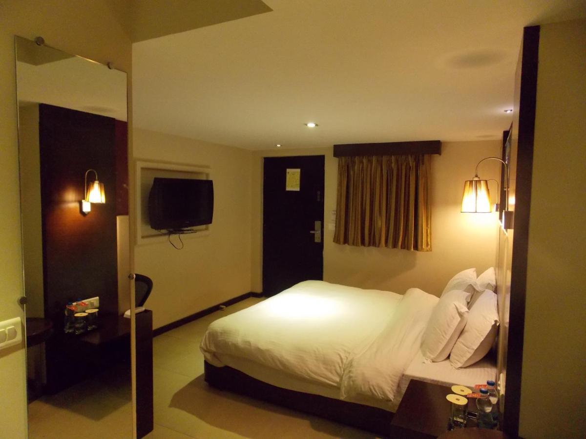 Lords Plaza Surat Hotell Exteriör bild