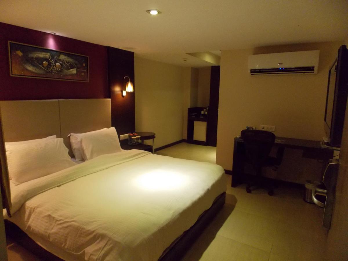 Lords Plaza Surat Hotell Exteriör bild