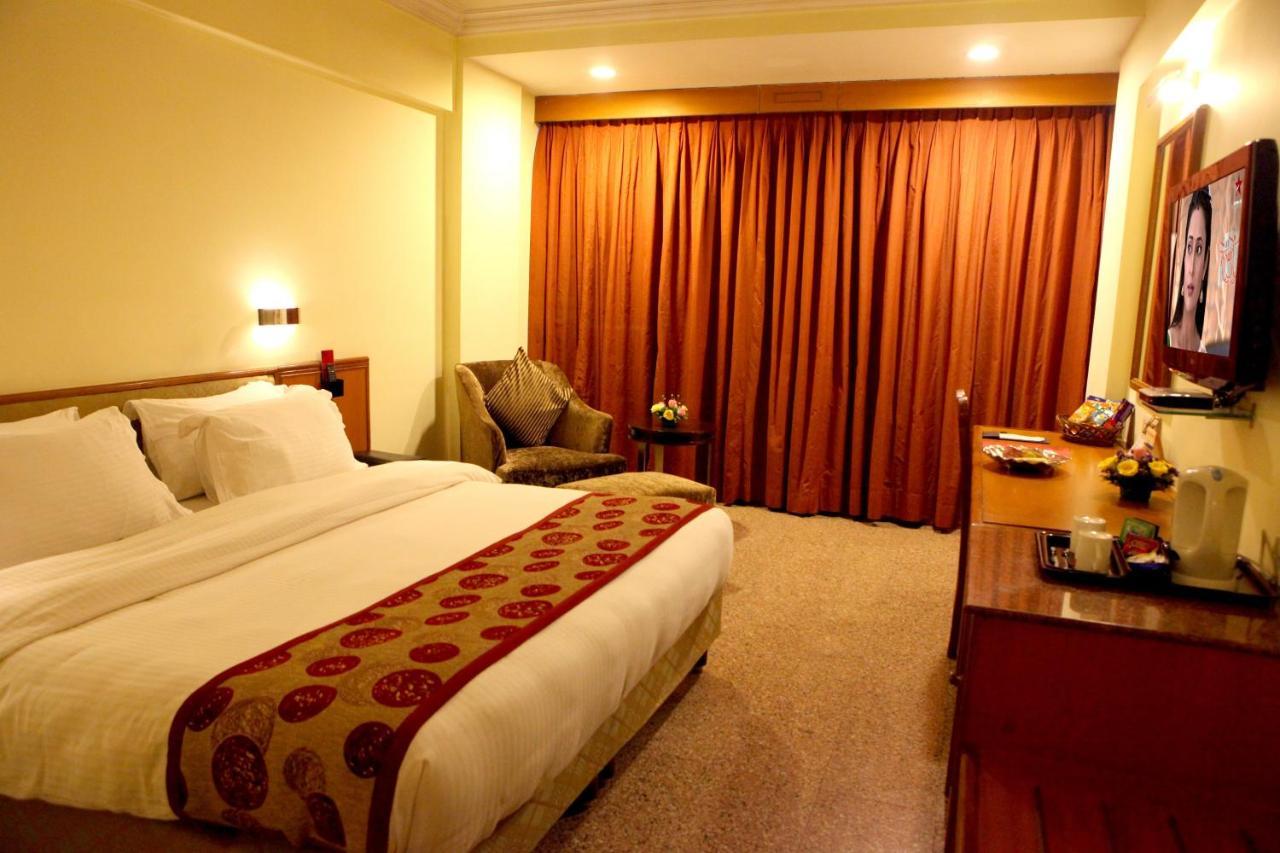 Lords Plaza Surat Hotell Exteriör bild