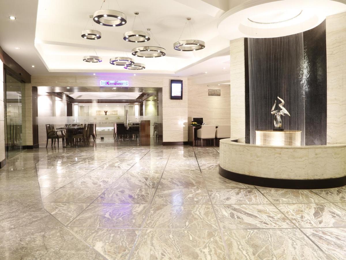 Lords Plaza Surat Hotell Exteriör bild