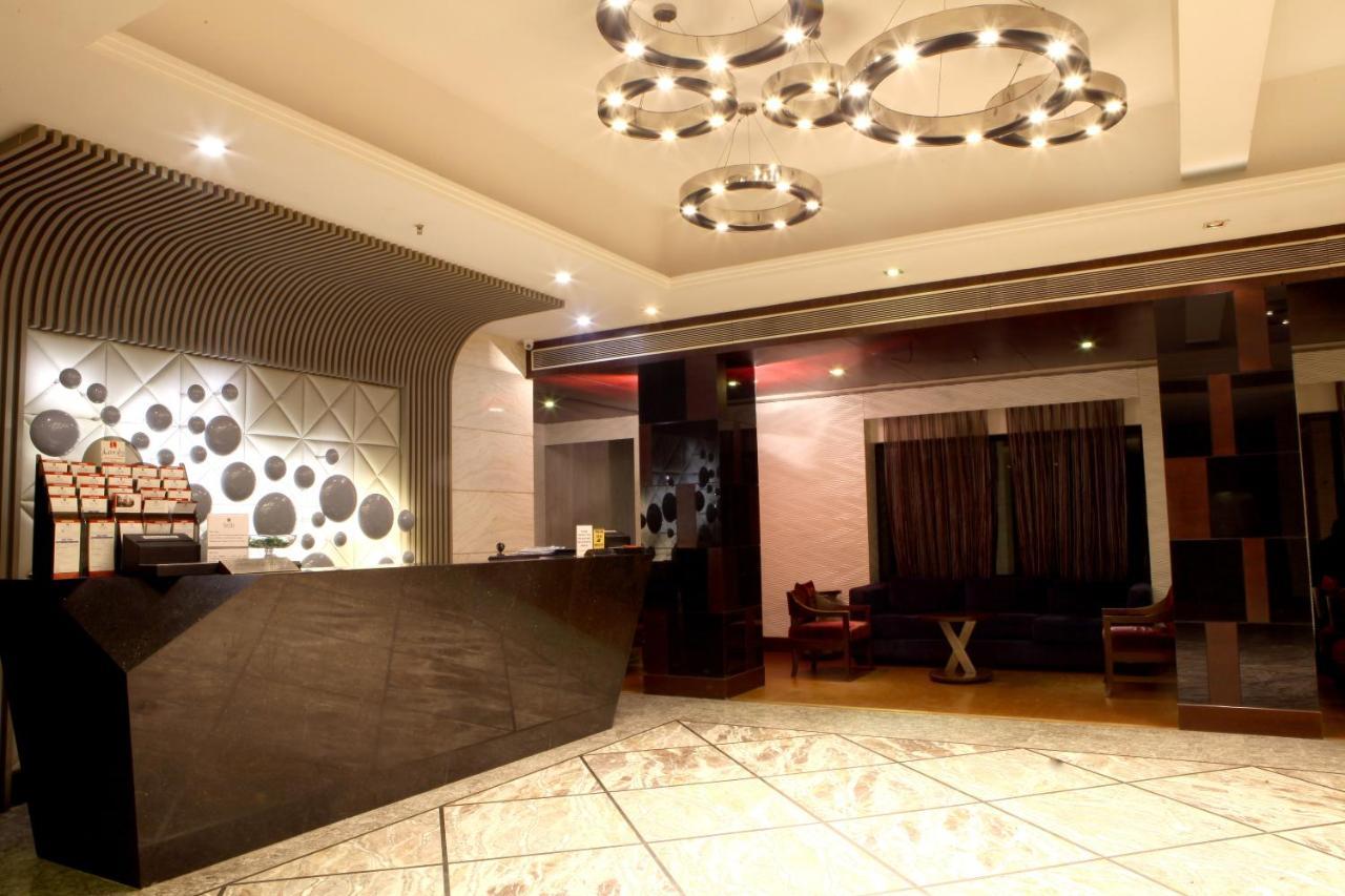 Lords Plaza Surat Hotell Exteriör bild
