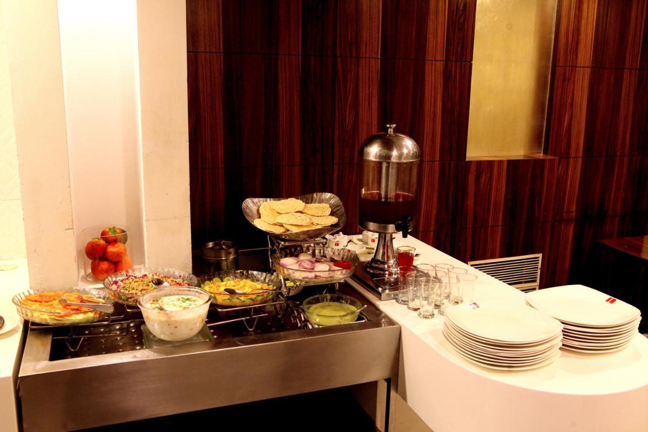Lords Plaza Surat Hotell Exteriör bild