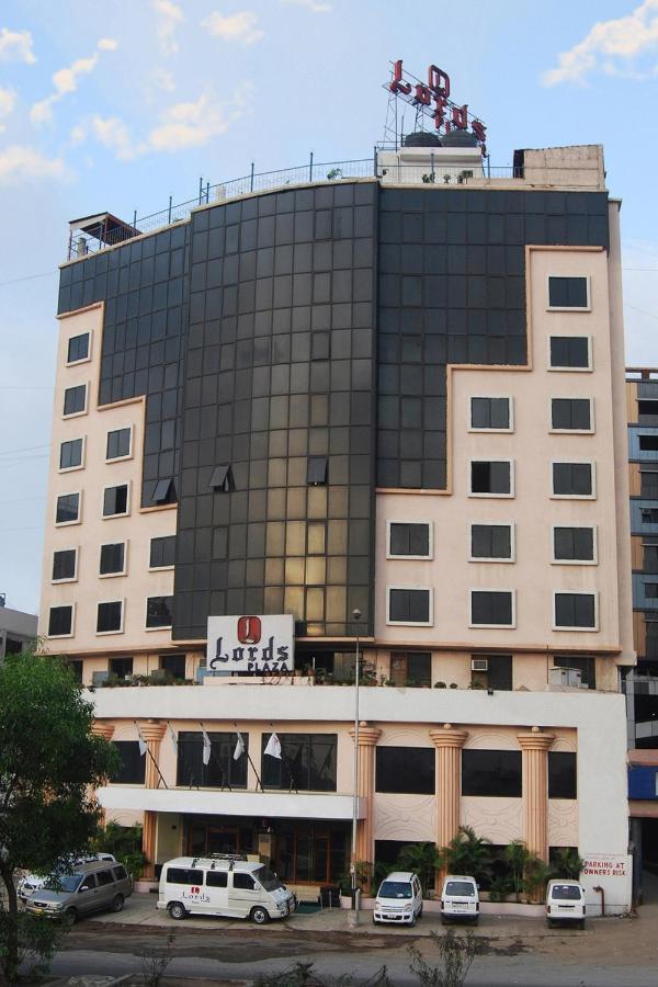 Lords Plaza Surat Hotell Exteriör bild