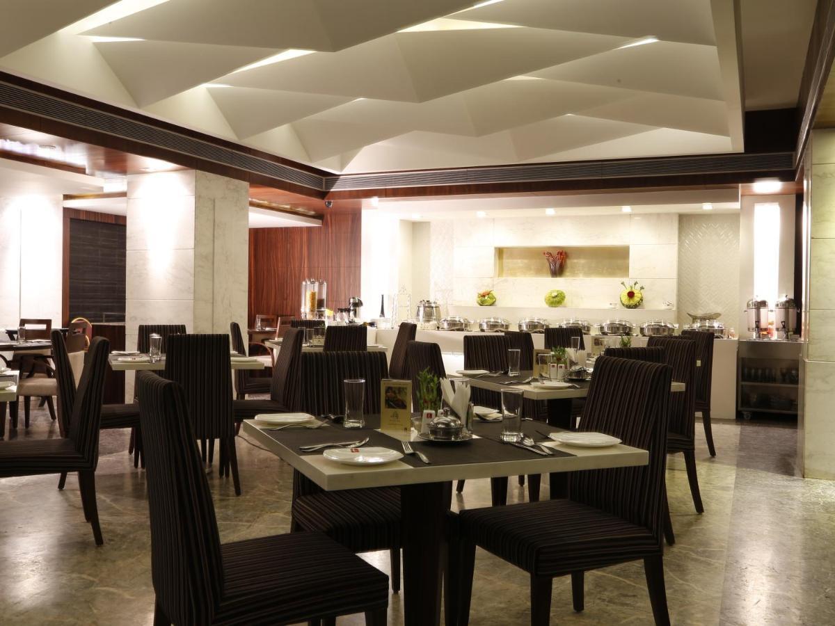 Lords Plaza Surat Hotell Exteriör bild