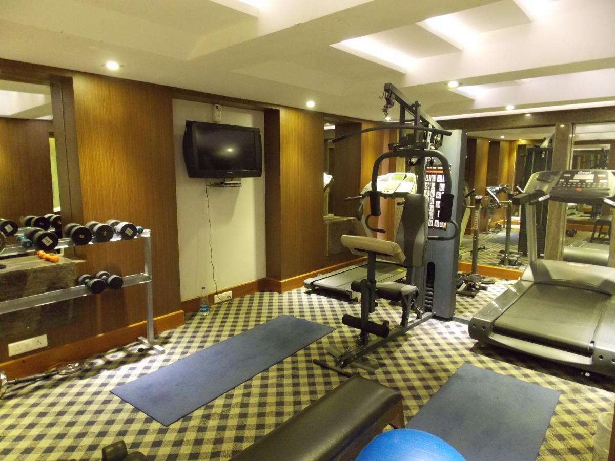 Lords Plaza Surat Hotell Exteriör bild