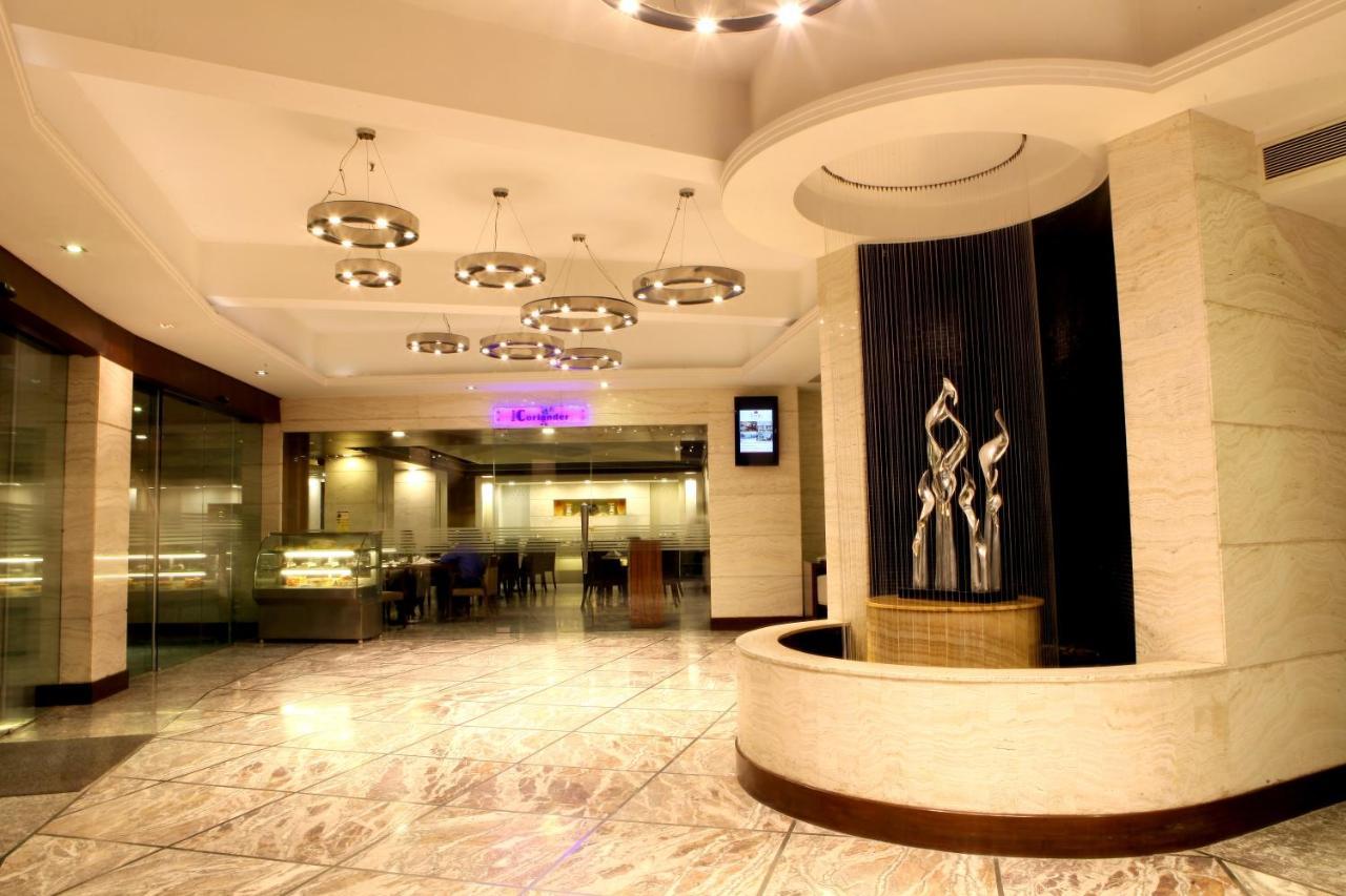 Lords Plaza Surat Hotell Exteriör bild