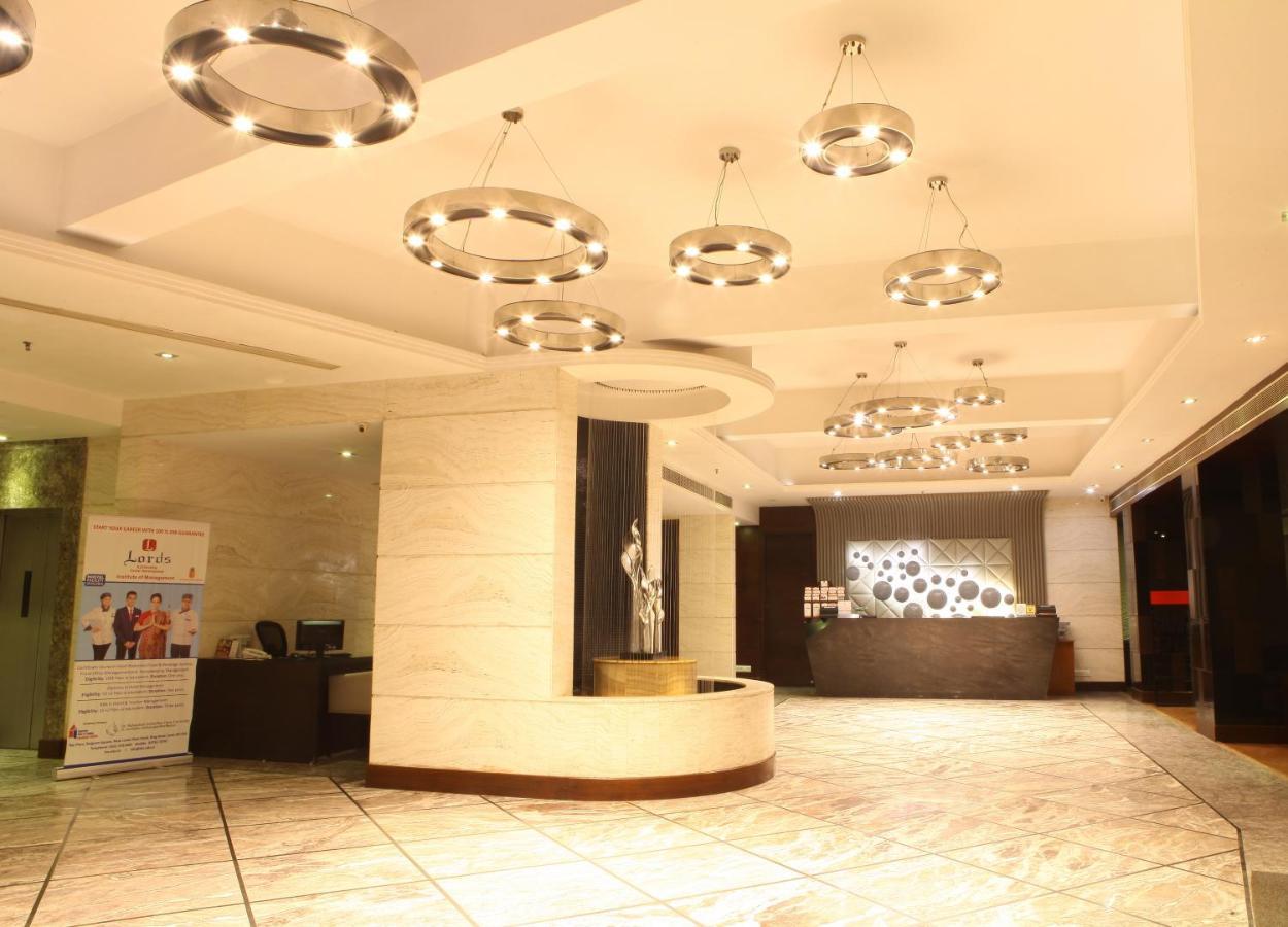Lords Plaza Surat Hotell Exteriör bild