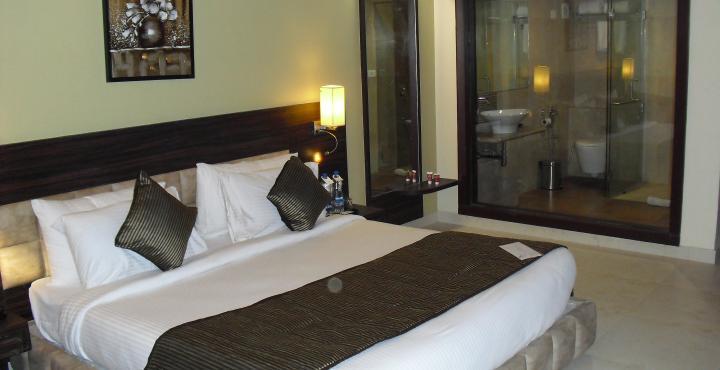 Lords Plaza Surat Hotell Exteriör bild