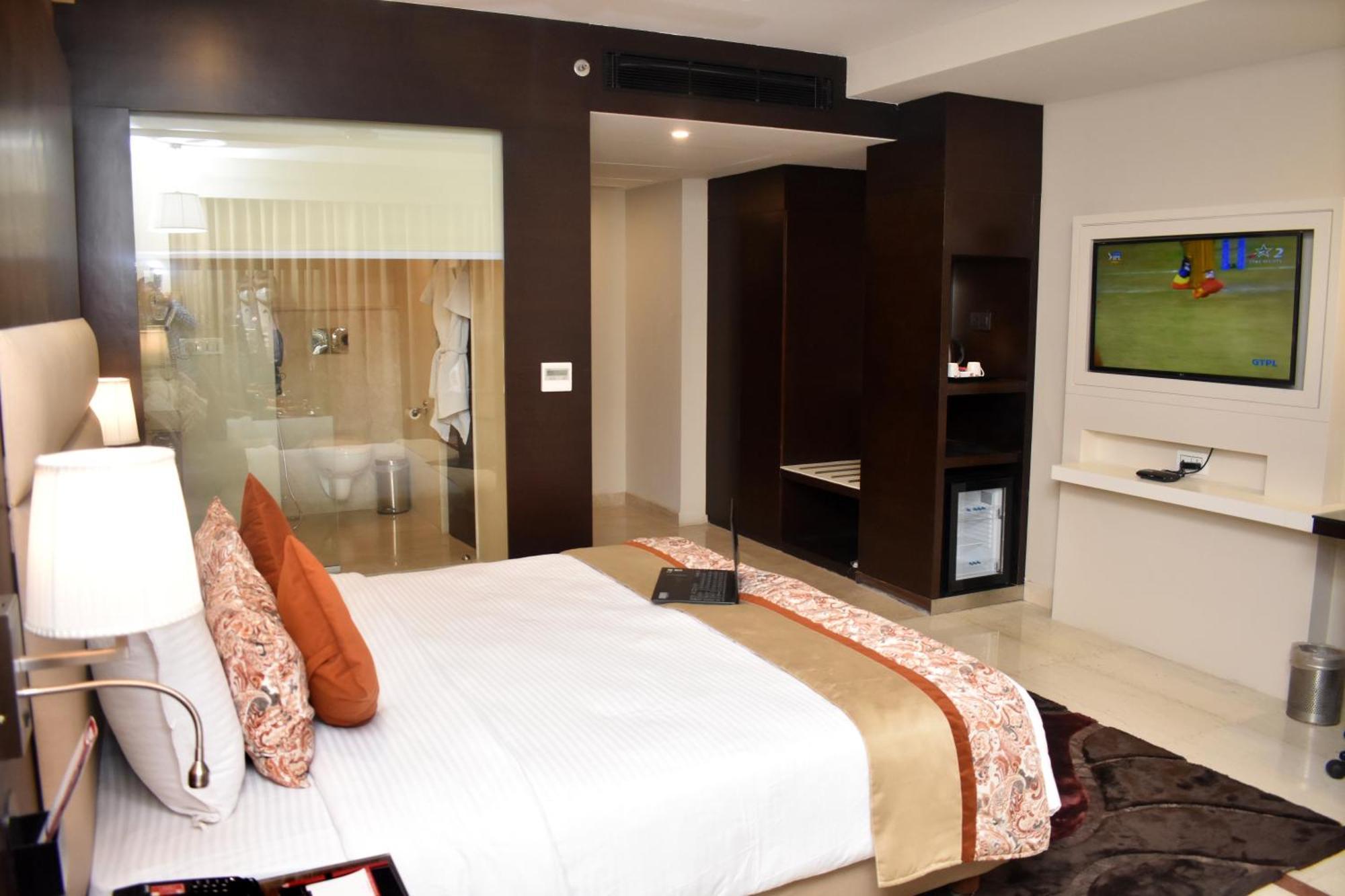 Lords Plaza Surat Hotell Exteriör bild