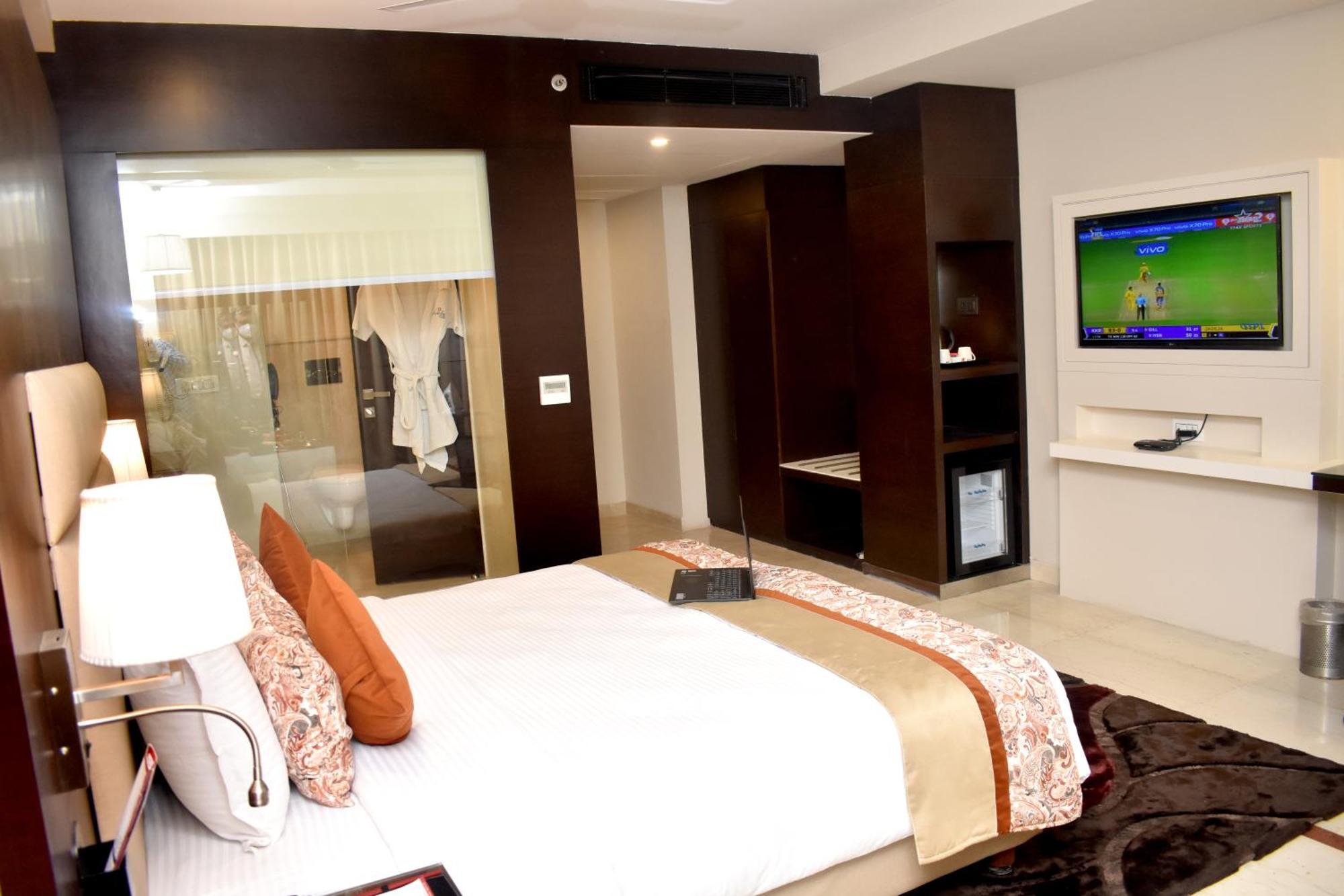 Lords Plaza Surat Hotell Exteriör bild