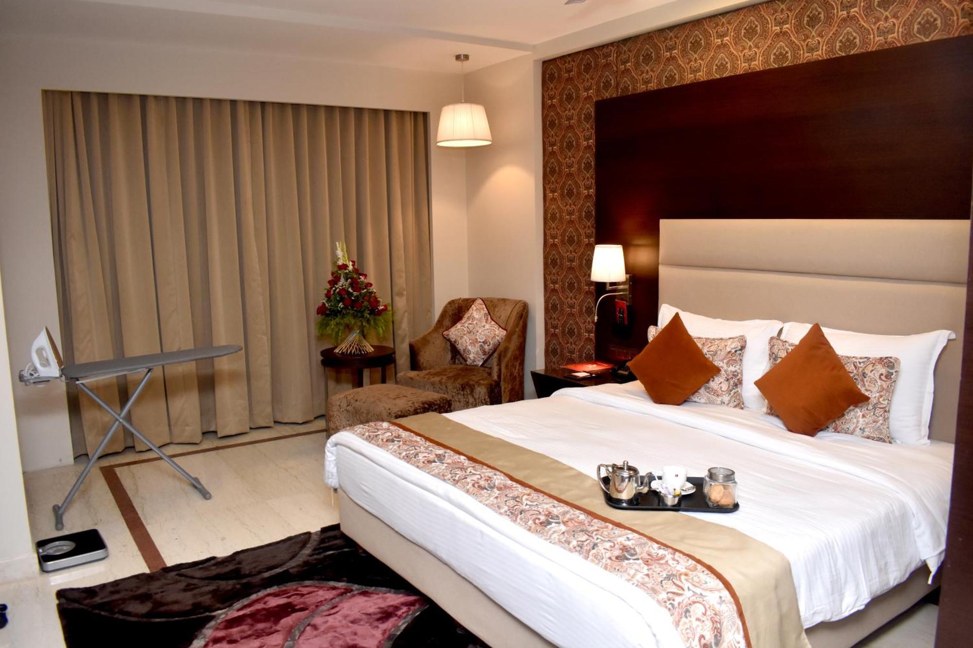 Lords Plaza Surat Hotell Exteriör bild