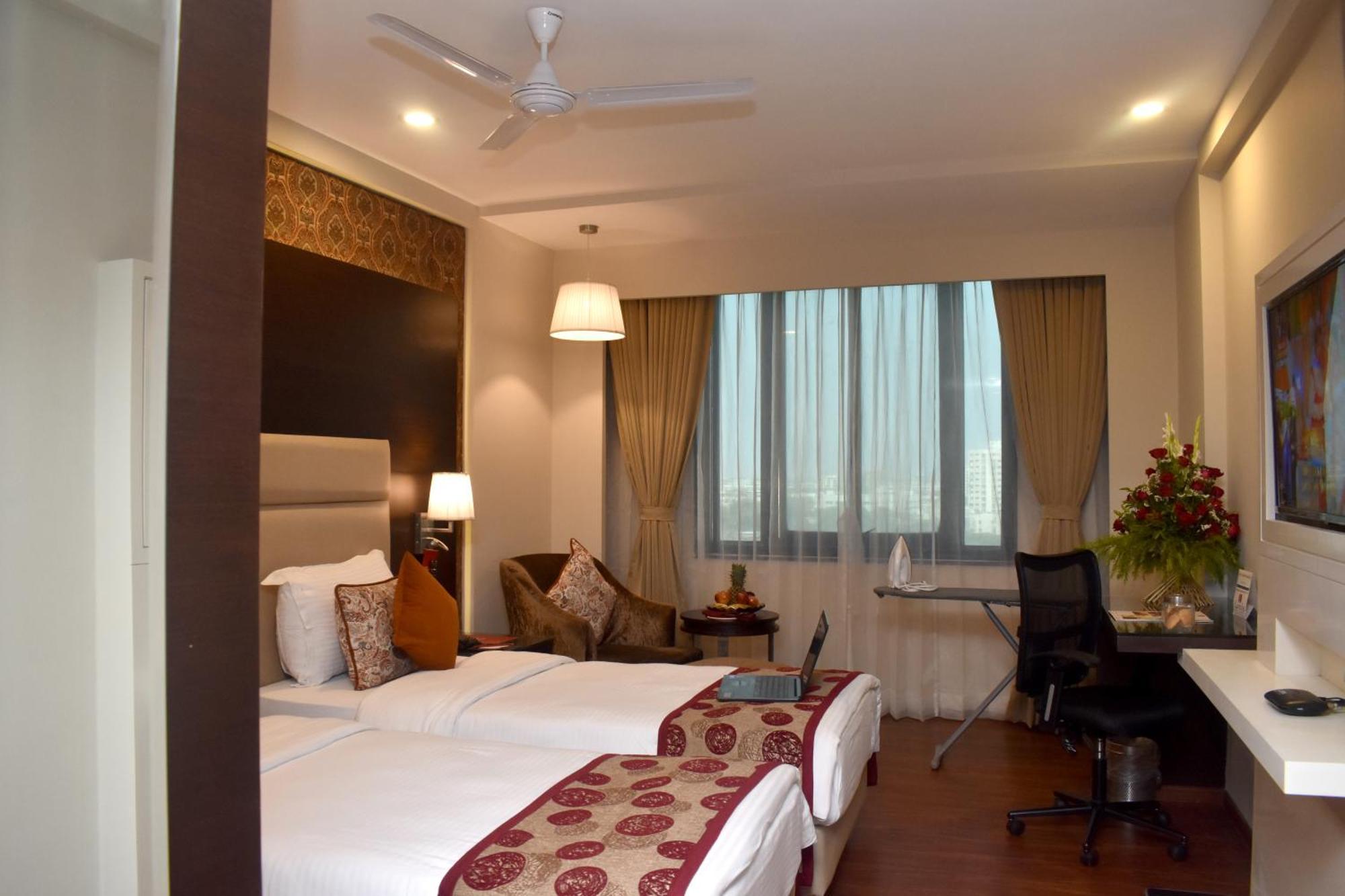 Lords Plaza Surat Hotell Exteriör bild