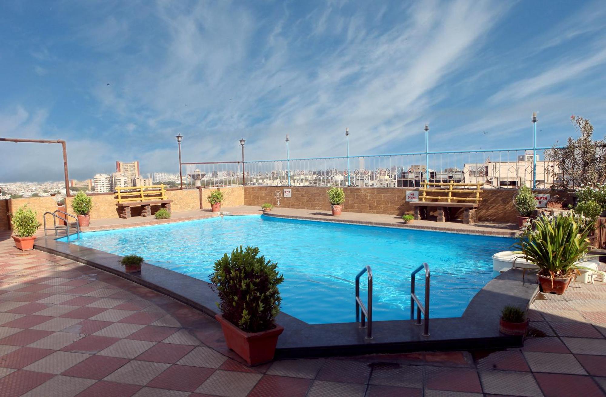 Lords Plaza Surat Hotell Exteriör bild