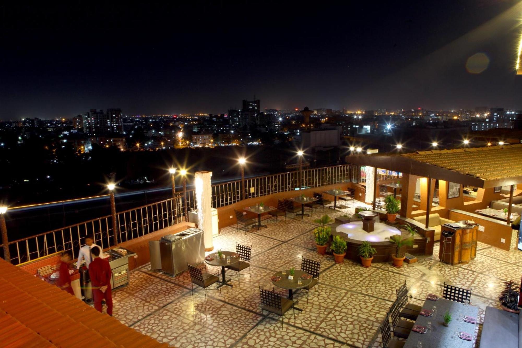 Lords Plaza Surat Hotell Exteriör bild