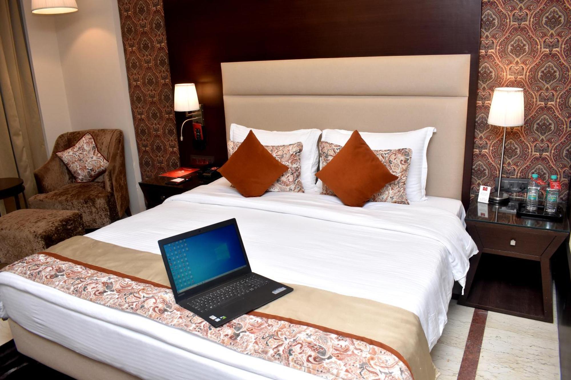 Lords Plaza Surat Hotell Exteriör bild