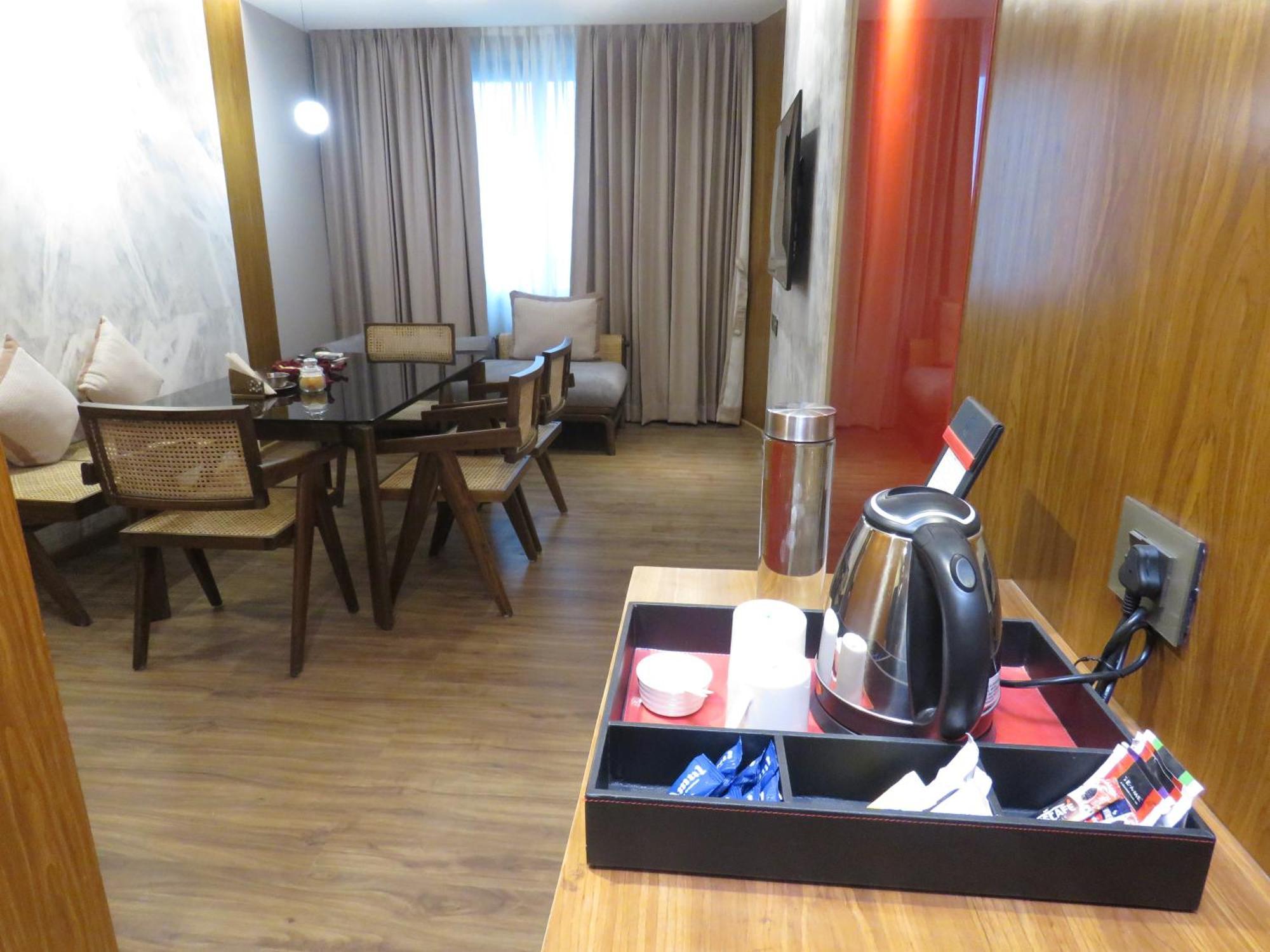 Lords Plaza Surat Hotell Exteriör bild