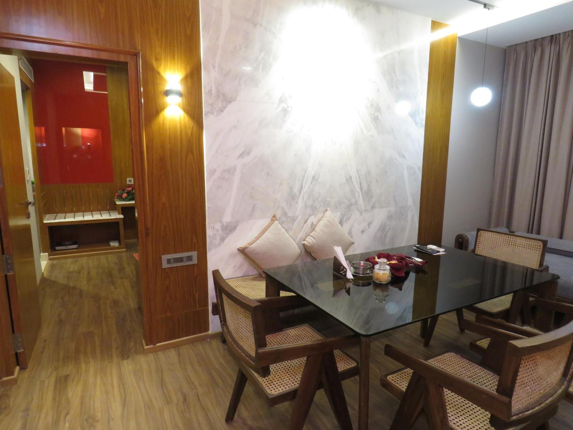 Lords Plaza Surat Hotell Exteriör bild