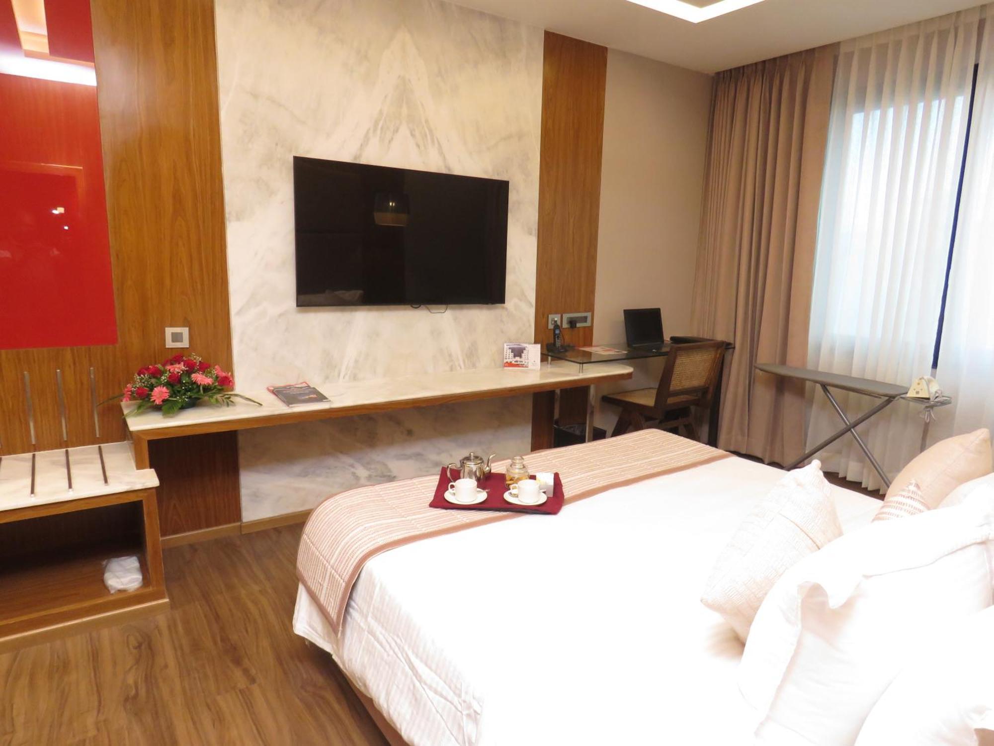 Lords Plaza Surat Hotell Exteriör bild