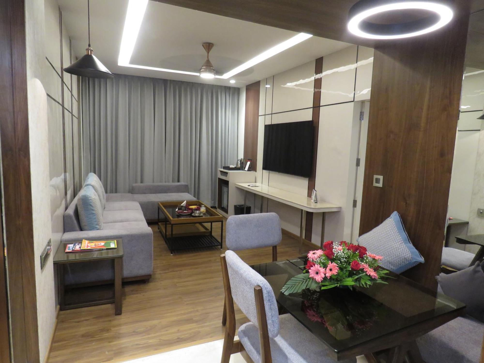 Lords Plaza Surat Hotell Exteriör bild