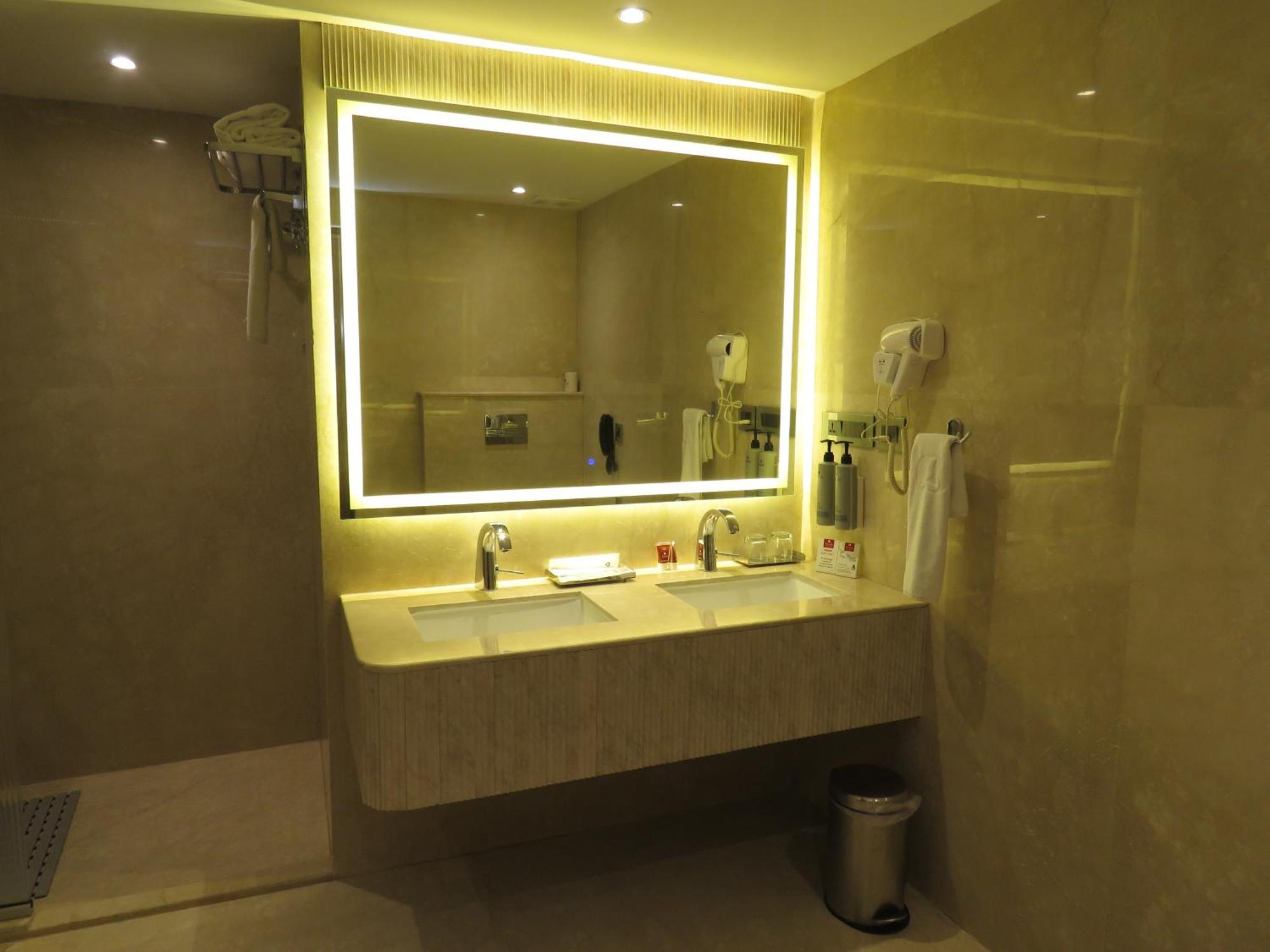 Lords Plaza Surat Hotell Exteriör bild