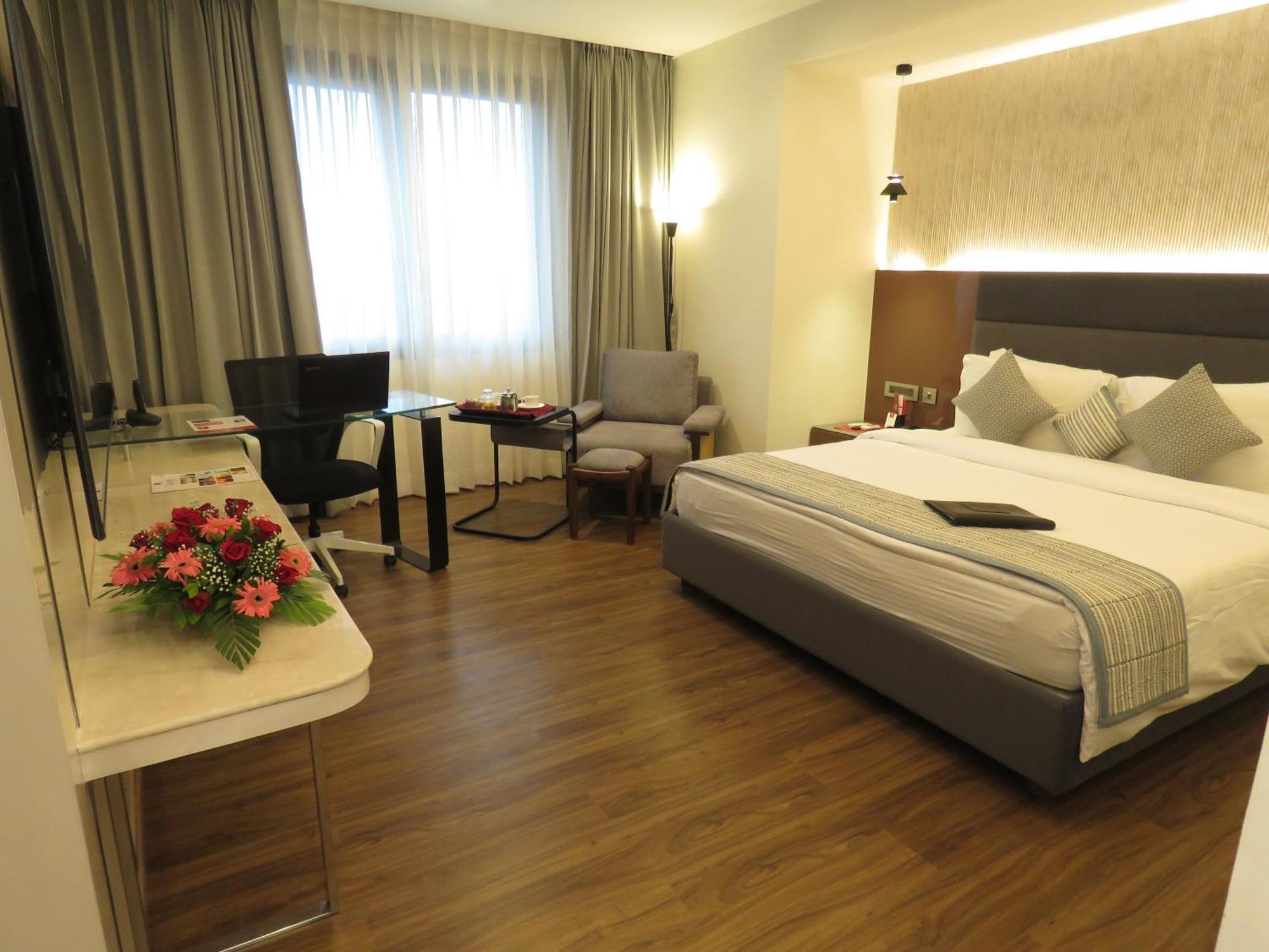 Lords Plaza Surat Hotell Exteriör bild