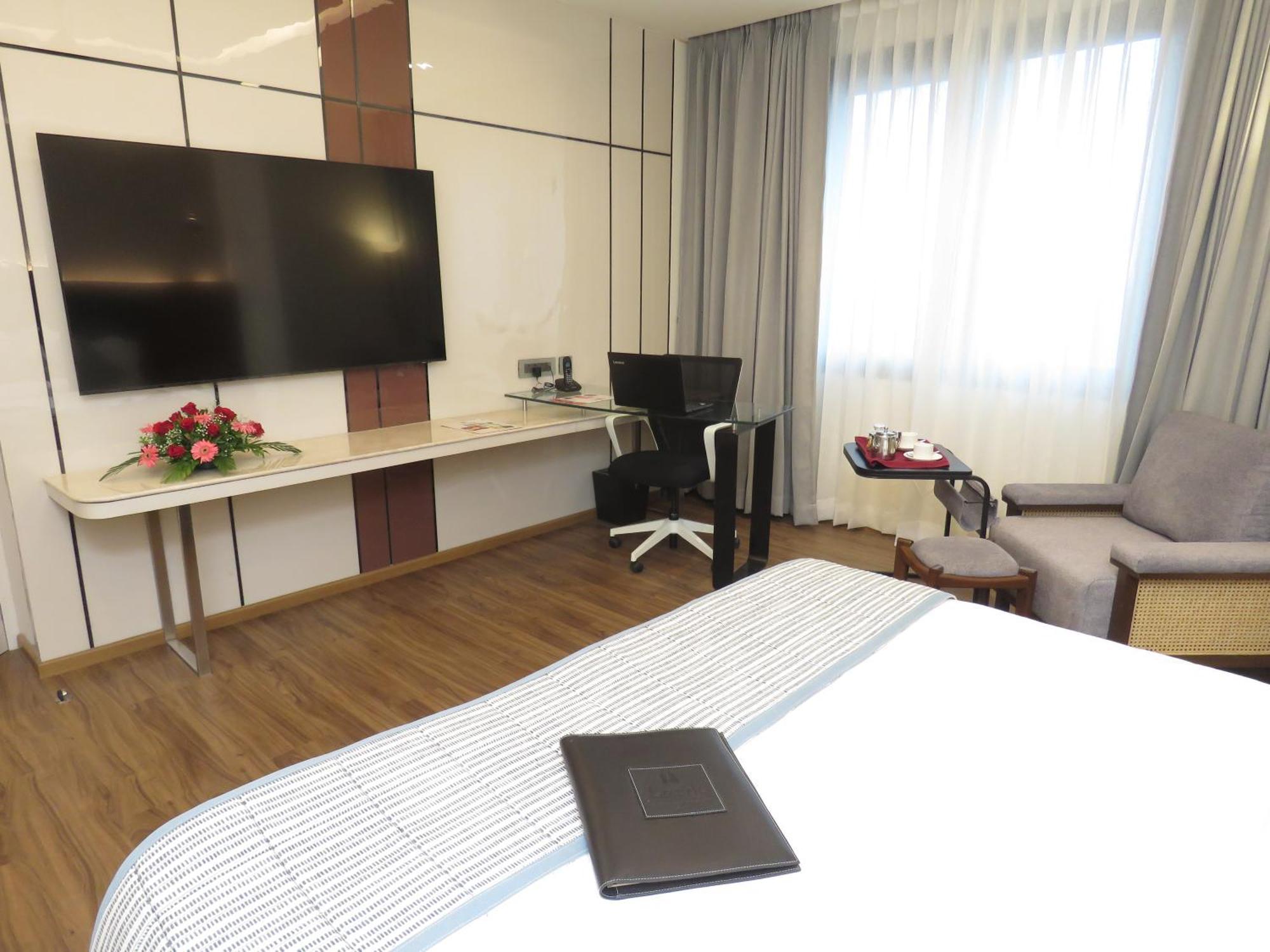 Lords Plaza Surat Hotell Exteriör bild
