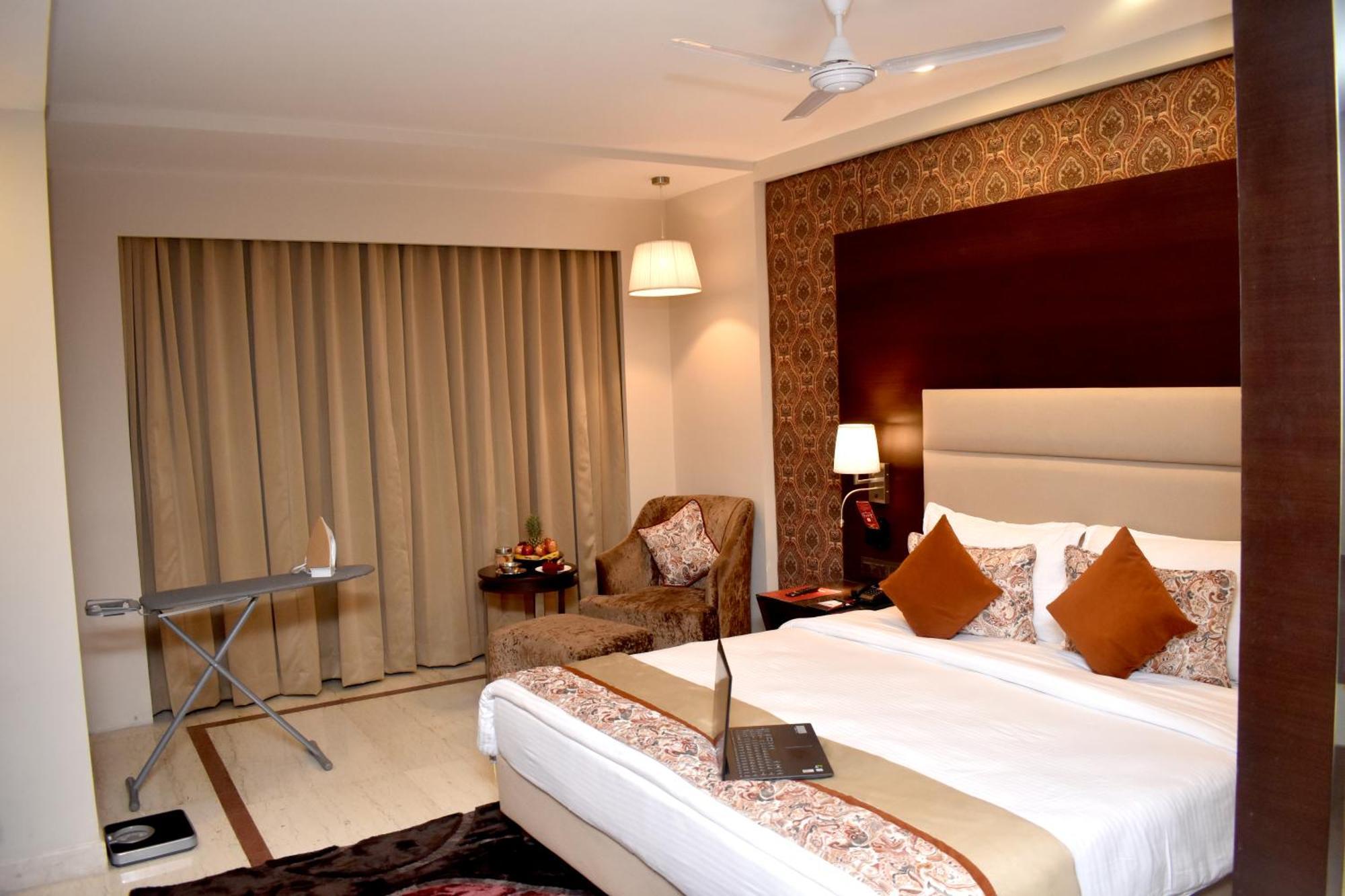 Lords Plaza Surat Hotell Exteriör bild