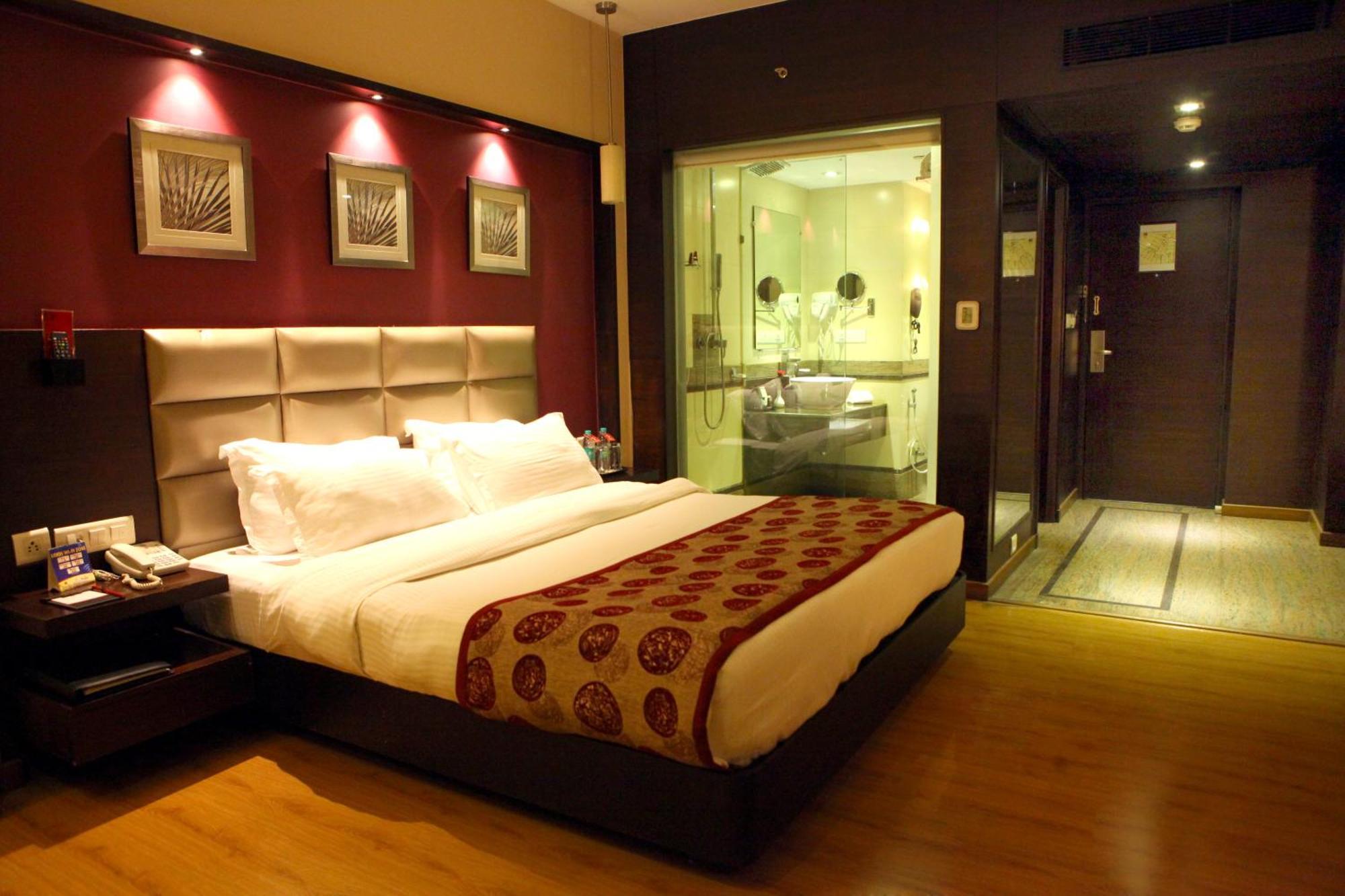 Lords Plaza Surat Hotell Exteriör bild