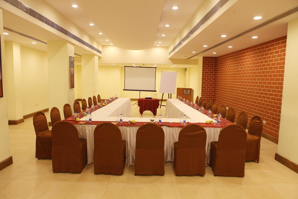 Lords Plaza Surat Hotell Exteriör bild