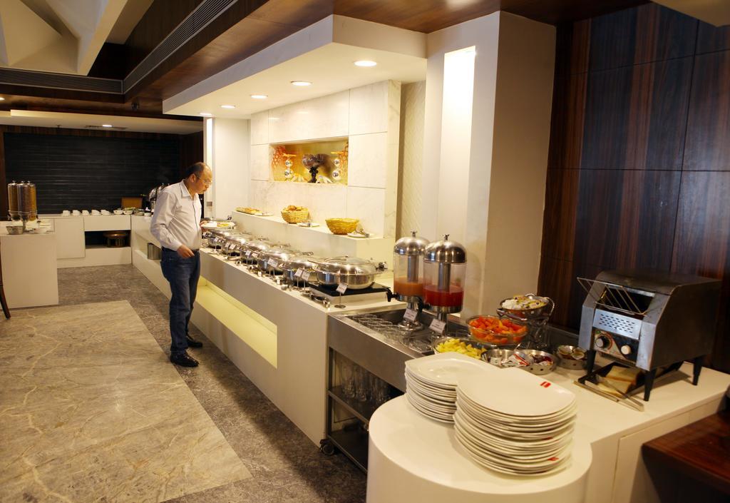 Lords Plaza Surat Hotell Exteriör bild