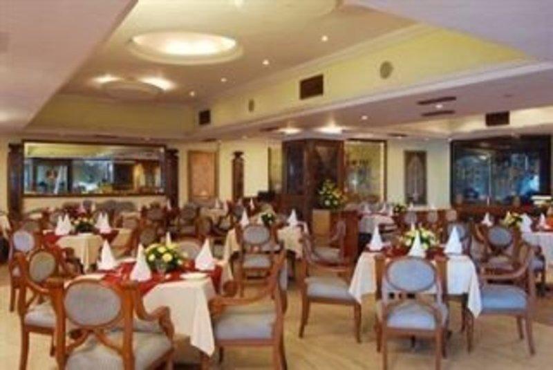 Lords Plaza Surat Hotell Exteriör bild