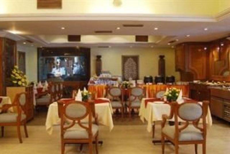 Lords Plaza Surat Hotell Exteriör bild