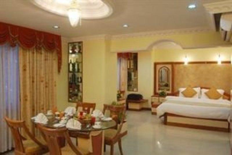Lords Plaza Surat Hotell Exteriör bild