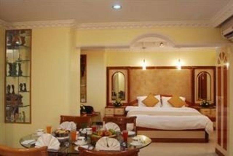 Lords Plaza Surat Hotell Exteriör bild