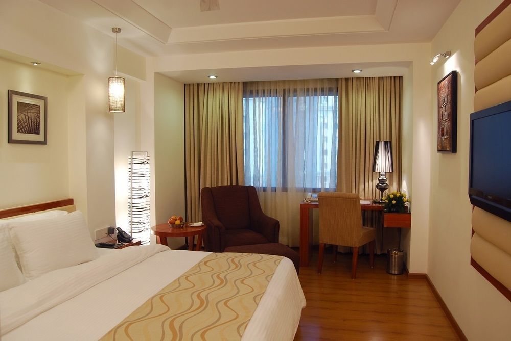 Lords Plaza Surat Hotell Rum bild