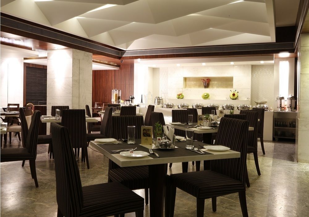 Lords Plaza Surat Hotell Exteriör bild