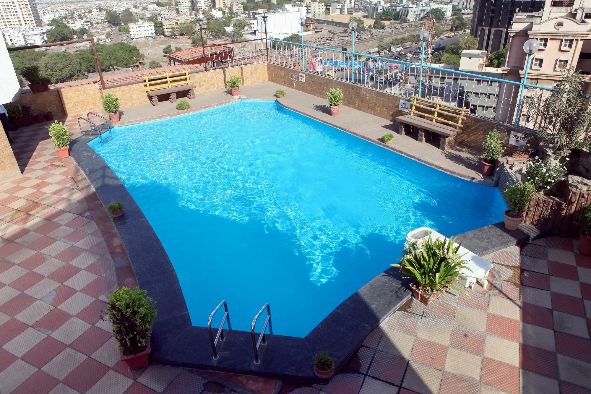 Lords Plaza Surat Hotell Exteriör bild